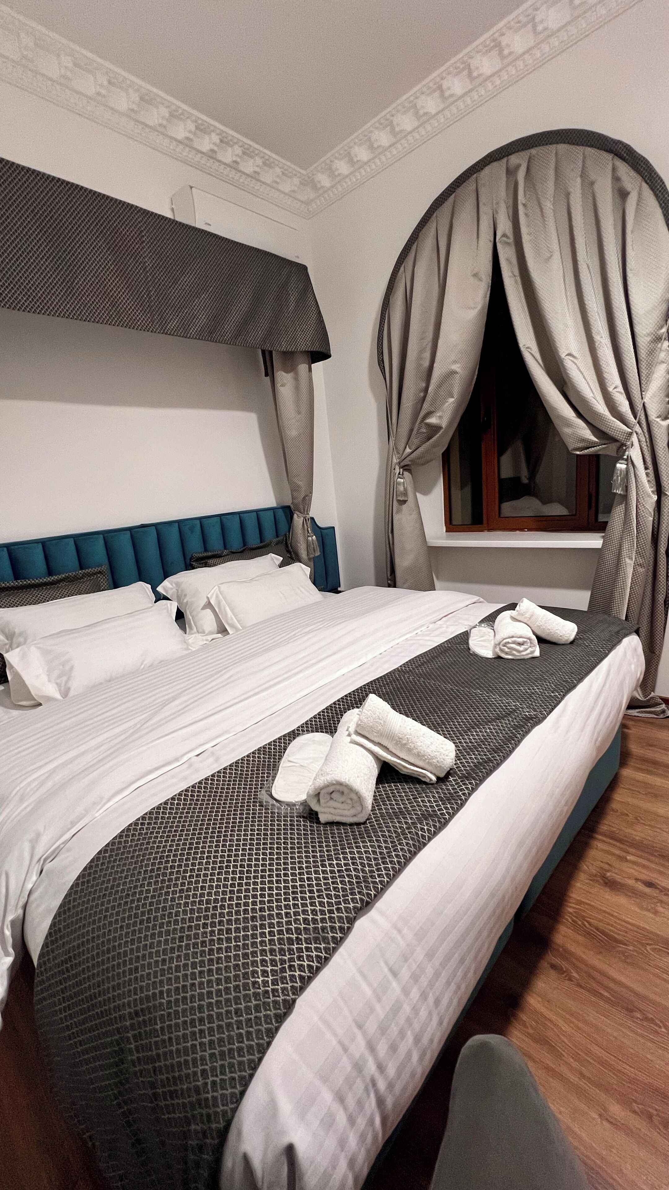 舒適雙床房, 男女混合宿舍, 私人浴室, 山景 | 書桌、手提電腦工作空間、遮光窗簾/窗簾、免費 Wi-Fi