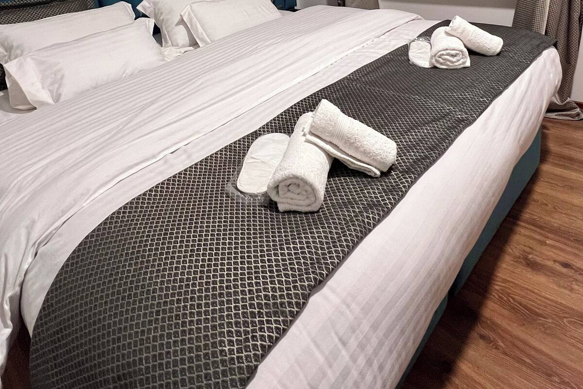 Chambre Confort avec lits jumeaux, dortoir mixte, salle de bains privée, vue montagne | Bureau, espace de travail pour ordinateur portable, rideaux occultants