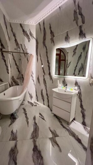 舒適雙床房, 男女混合宿舍, 私人浴室, 山景 | 浴室 | 淋浴設備、免費梳洗用品、風筒、拖鞋