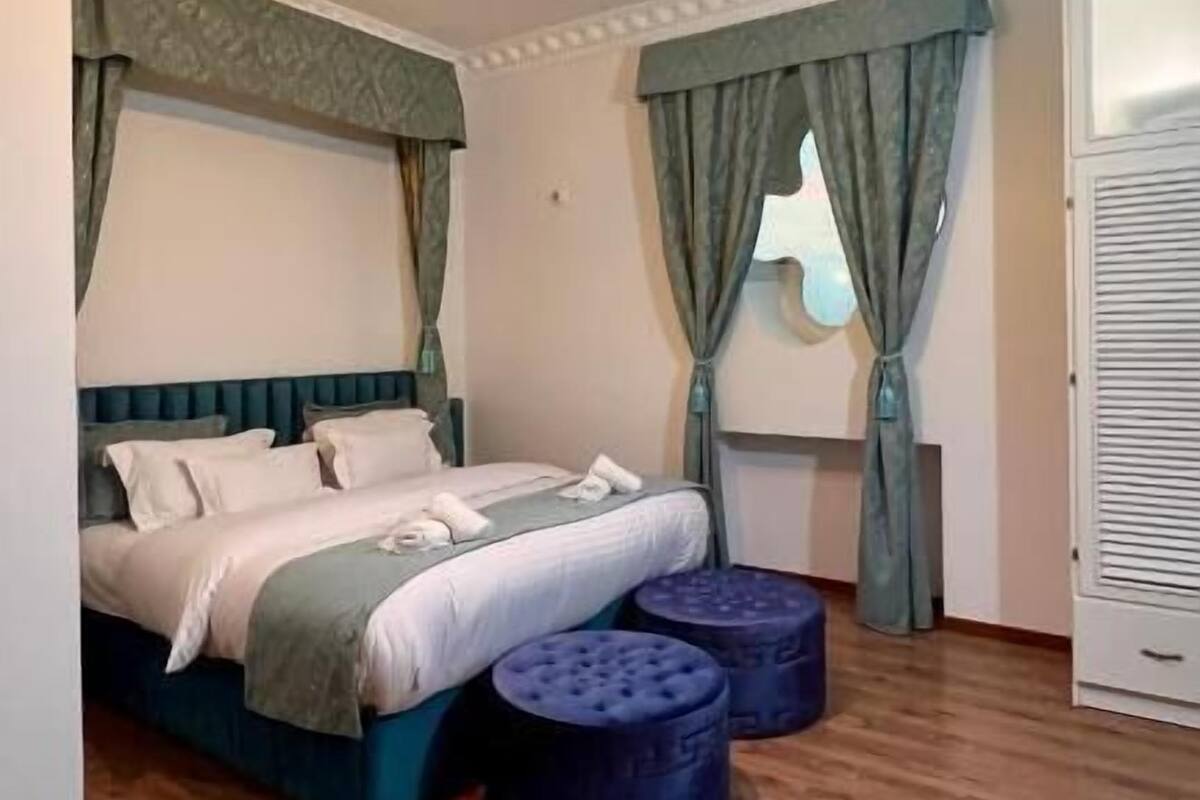 Chambre Familiale, plusieurs lits, douche avec barres d’appui, salle de bains privée | Bureau, espace de travail pour ordinateur portable, rideaux occultants