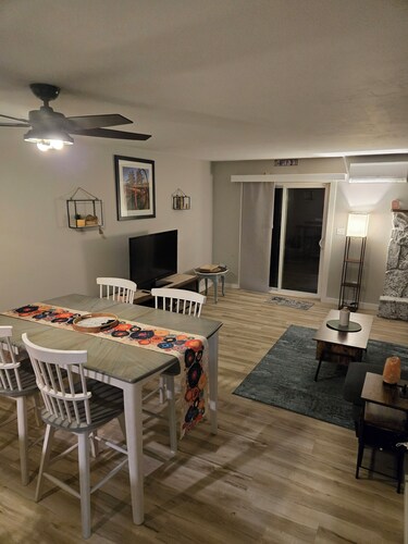 ​Douglas Basecamp: Quiet 3 bedroom, Wifi, Parking
