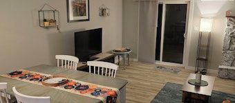 Douglas Basecamp: Quiet 3 bedroom, Wifi, Parking