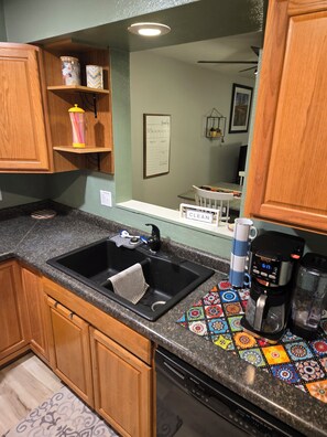 Fridge, microwave, oven, stovetop - ​Douglas Basecamp: Quiet 3 bedroom, Wifi, Parking (Douglas)