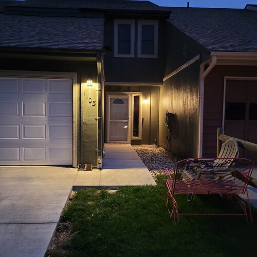 Clean, spacious & private 3-bed townhome 