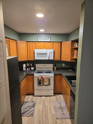 Fridge, microwave, oven, stovetop - ​Douglas Basecamp: Quiet 3 bedroom, Wifi, Parking (Douglas)