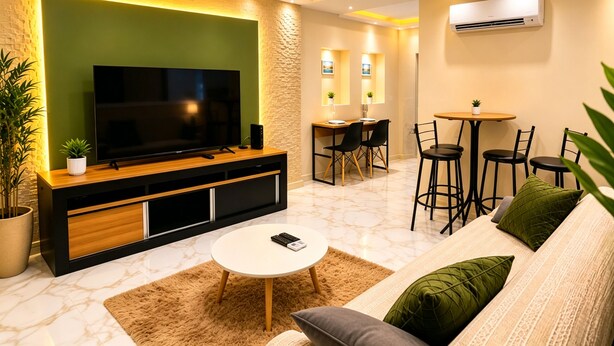 Ein modernes Wohnzimmer mit Flachbildfernseher, einer Couch, einem Couchtisch und einem Essbereich mit Stühlen.