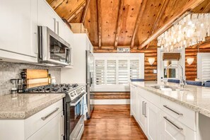 Fridge, microwave, oven, stovetop - Lake Simcoe Luxury Cottage | Sauna + Hot Tub (Brechin)