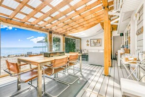 Outdoor dining - Lake Simcoe Luxury Cottage | Sauna + Hot Tub (Brechin)