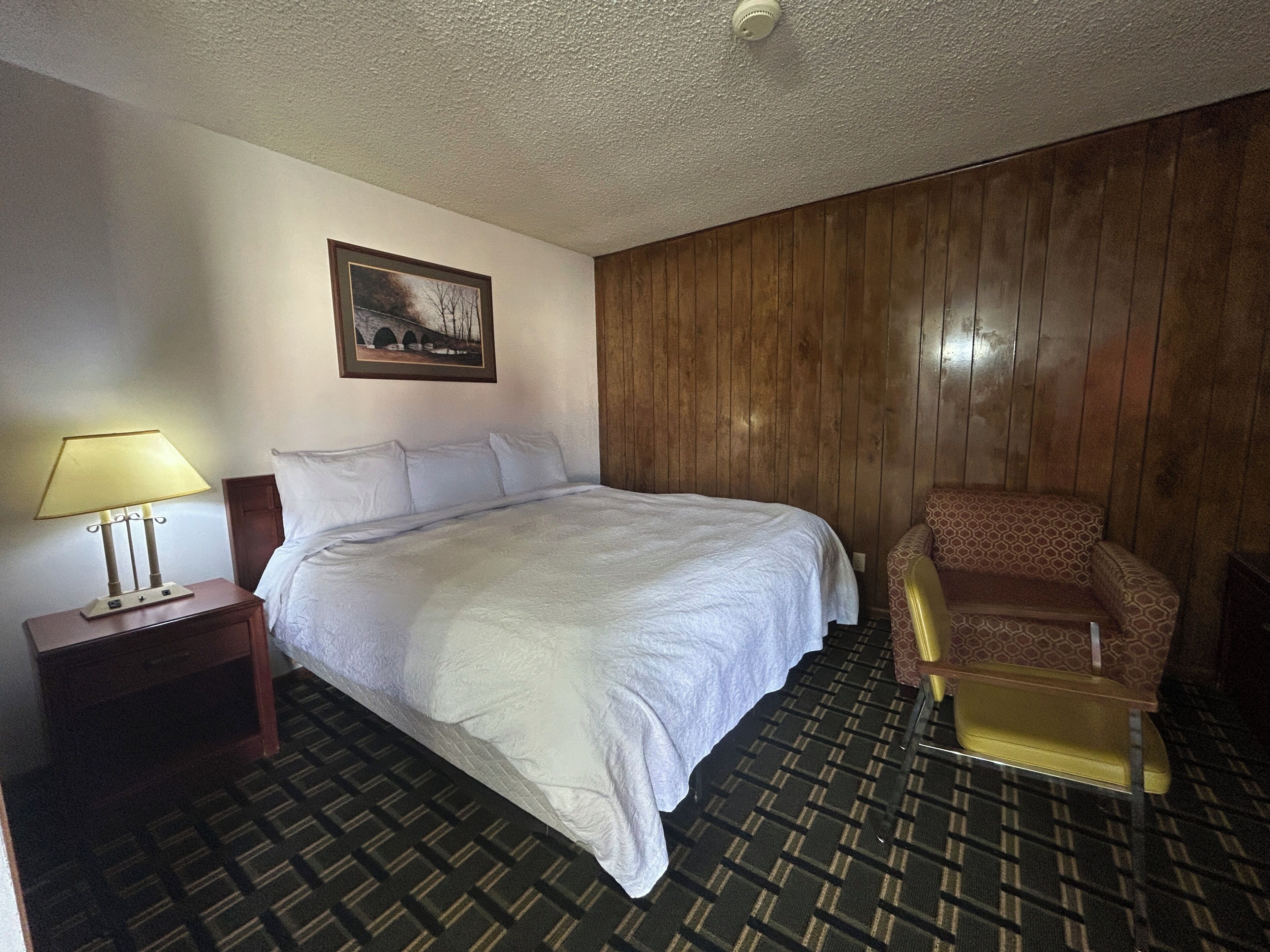 Escritorio, wifi gratis y ropa de cama 