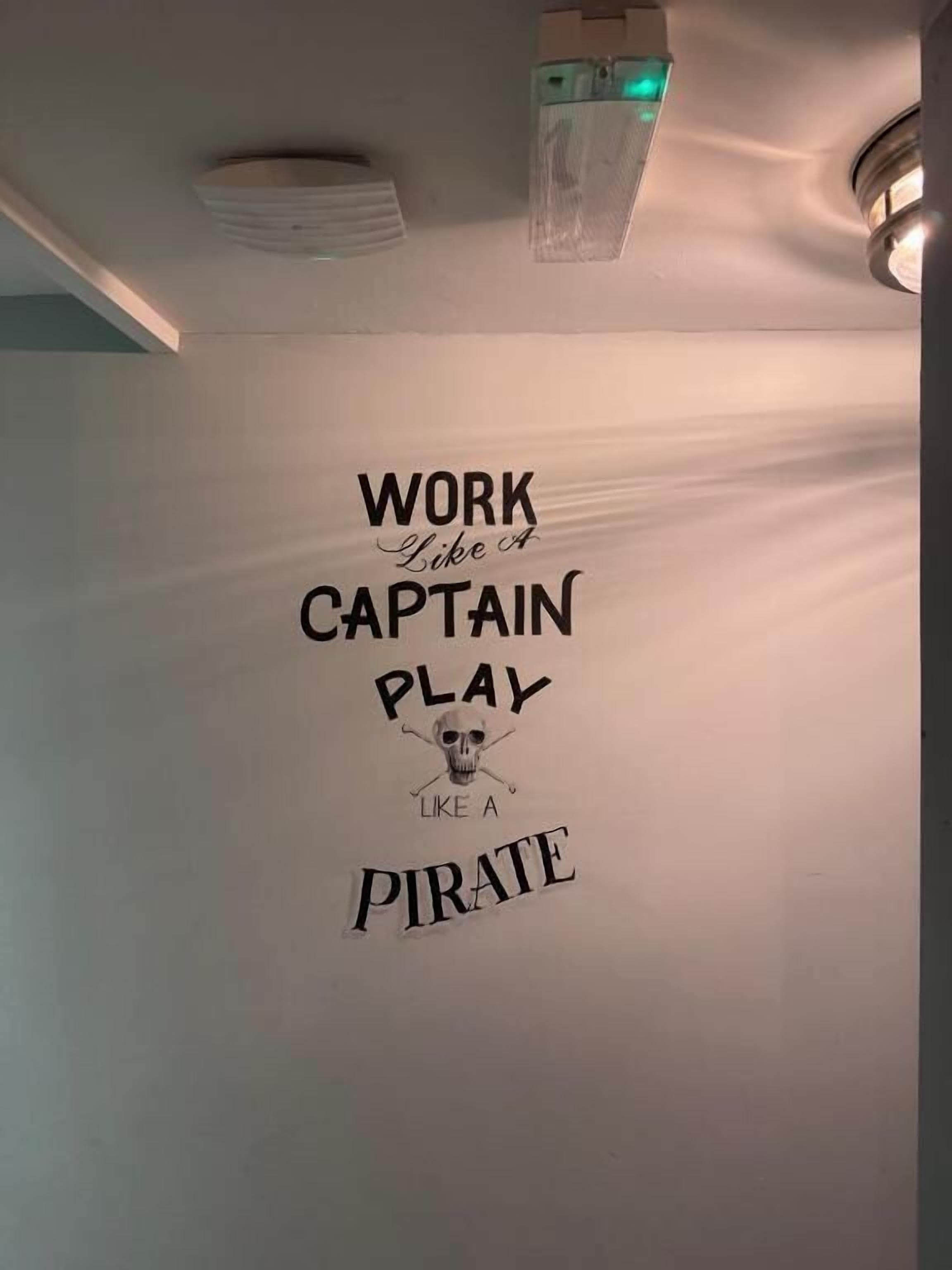 Un mur orné d’une citation motivante : « Travaillez comme un capitaine, jouez comme un pirate. »