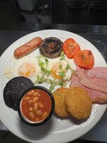 Desayuno completo diario (GBP 12 por persona)