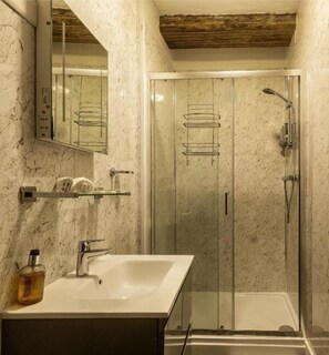 Shower, free toiletries, hair dryer, towels