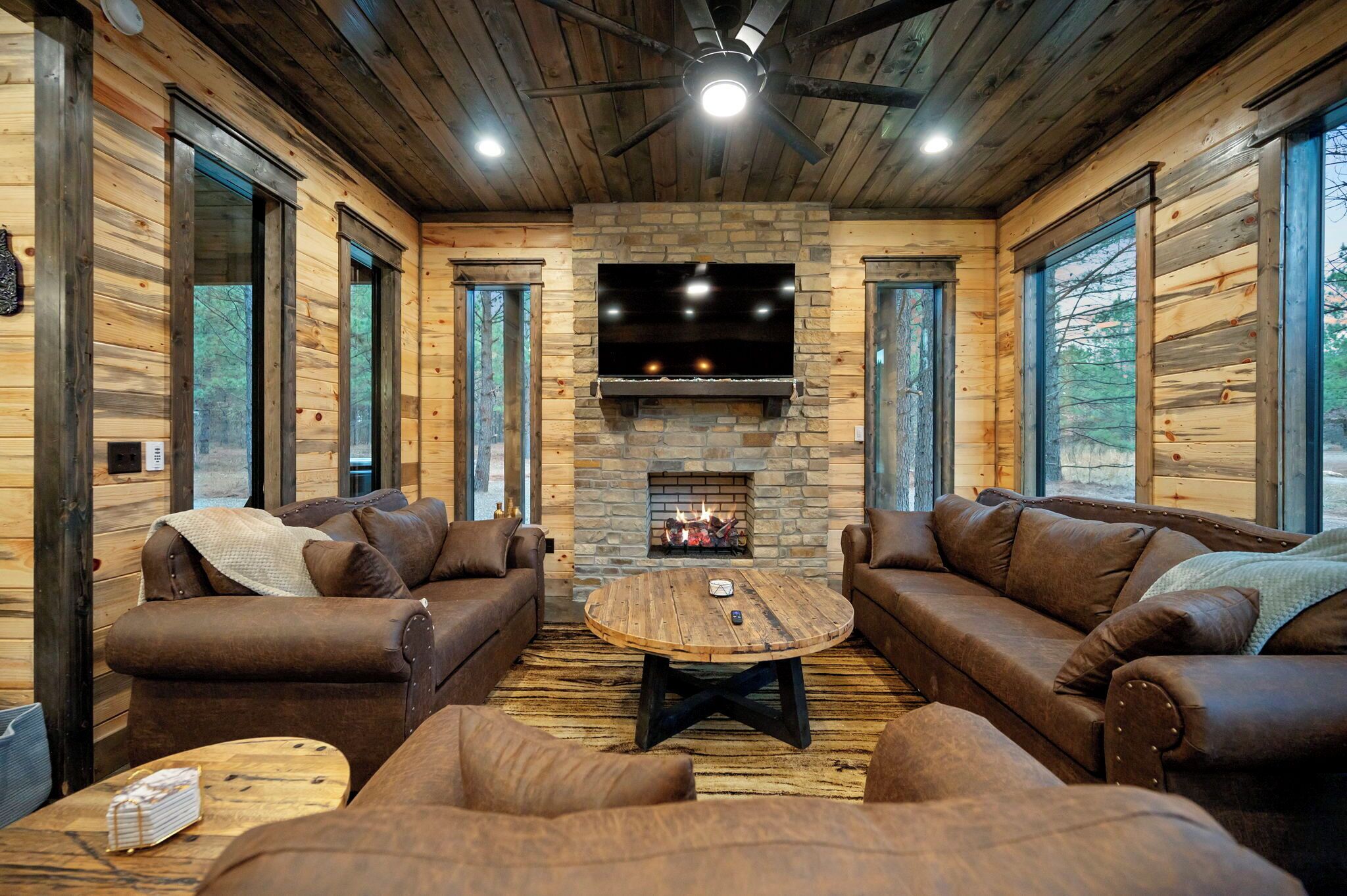 Chardonnay Chalet | 4 King Suites, Loft, Bunk Room, Hot Tub & Outdoor Fireplace In Broken Bow - Broken Bow, OK