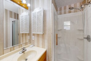 Dusche, Haartrockner, Handtücher