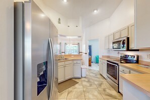 Fridge, microwave, oven, stovetop - Stunning Sebastian Stay — Near Beach with Private Pool & BBQ Grill! 🌺 (Sebastian)