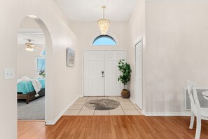 Tabla de planchar con plancha, wifi gratis y ropa de cama 