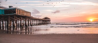 Charming Melbourne Home — Private Pool & Screened Lanai, Central Location 🌴