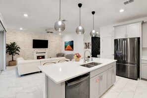 ثلاجة، ميكروويف، فرن، موقد طهي مسطح