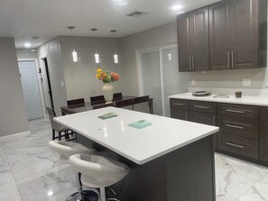 Dining - 3-bedroom house in charming Winter Park with cool AC (Winter Park)