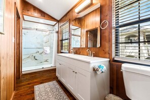 Een douche, een haardroger, handdoeken