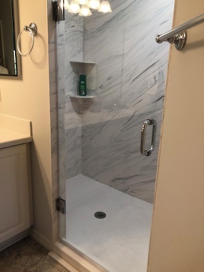Shower, hair dryer, towels - Beautiful 3-bedroom house with AC in charming The Villages (The Villages)