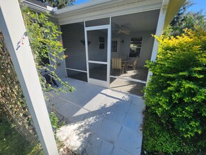 Outdoor dining - Beautiful 3-bedroom house with AC in charming The Villages (The Villages)