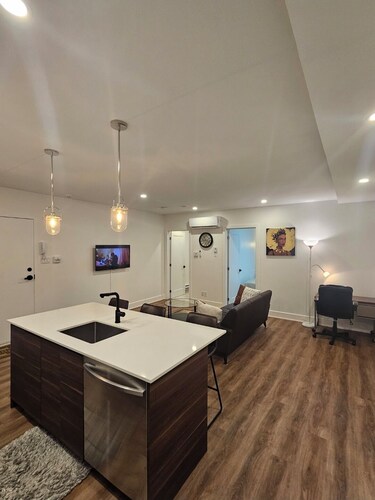 Casablanca Suites ● Newly Renovated 2bedroom Apartment ● 8mins from YUL Airport.