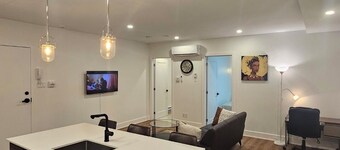 Casablanca Suites ● Newly Renovated 2bedroom Apartment ● 8mins from YUL Airport.