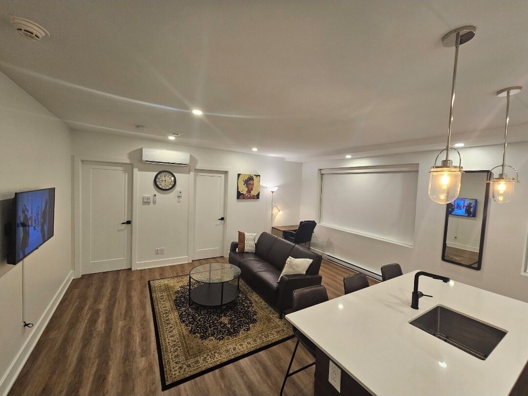 Casablanca Suites  Newly Renovated 2bedroom Apartment  8mins From Yul Airport. - ドルバル