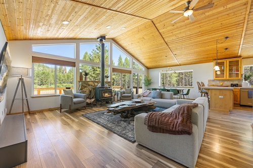 Lake & Riverfront 21-Acre Lodge