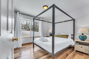 Desk, iron/ironing board, travel cot, WiFi