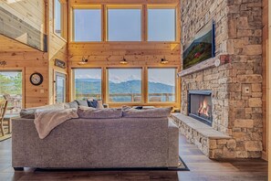 Smart TV, fireplace, table football, books - Cabin with Breathtaking Views, Hot Tub & Game Room (Sevierville)