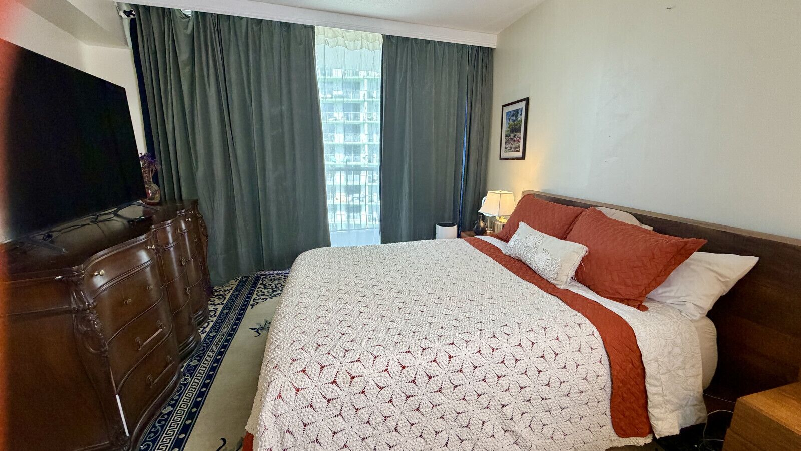 Escritorio, tabla de planchar con plancha, cuna de viaje y wifi 