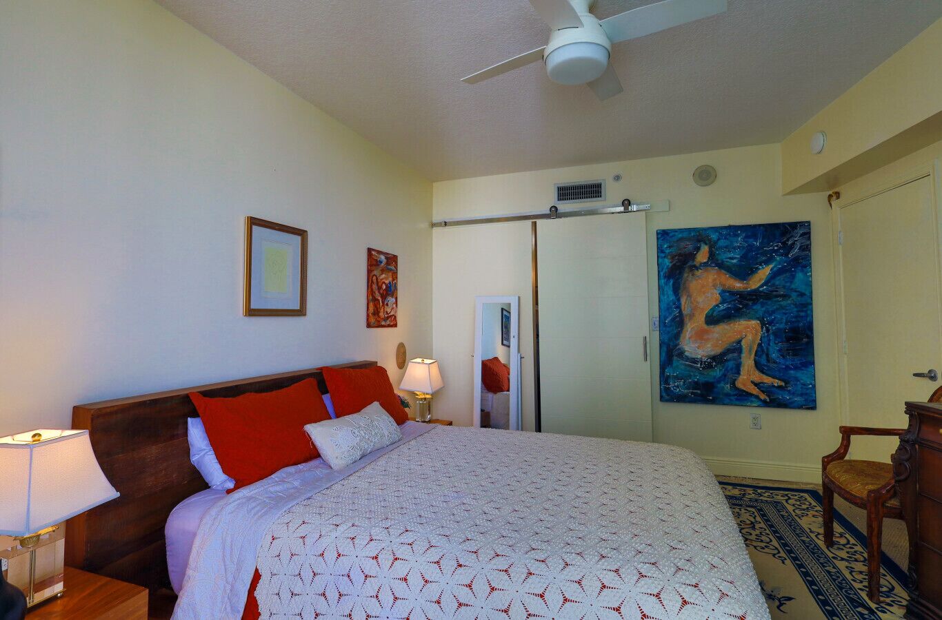 Bureau, fer et planche à repasser, lit parapluie, Wi-Fi