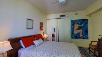 Bureau, fer et planche Ă repasser, lit parapluie, Wi-Fi