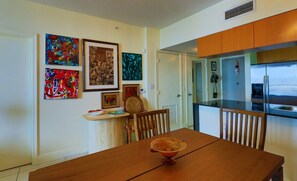 A dining area with a wooden table and chairs, a decorative bowl, and artwork on the wall. - Suarez Art Stay, Scenic Miami View, Gym, Park (Miami)