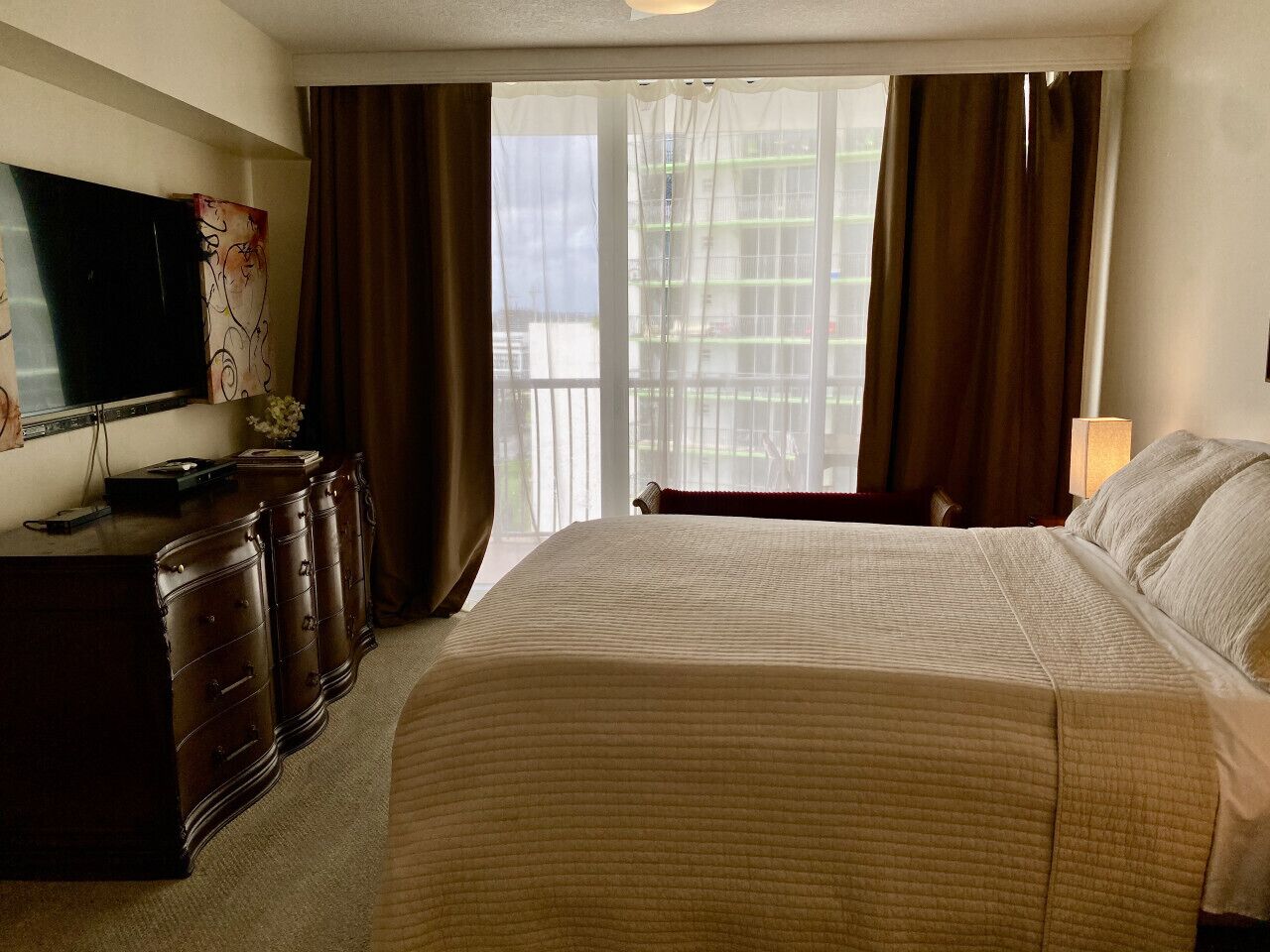 Bureau, fer et planche à repasser, lit parapluie, Wi-Fi