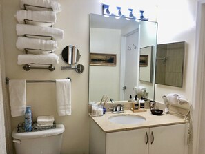 Sèche-cheveux, serviettes fournies