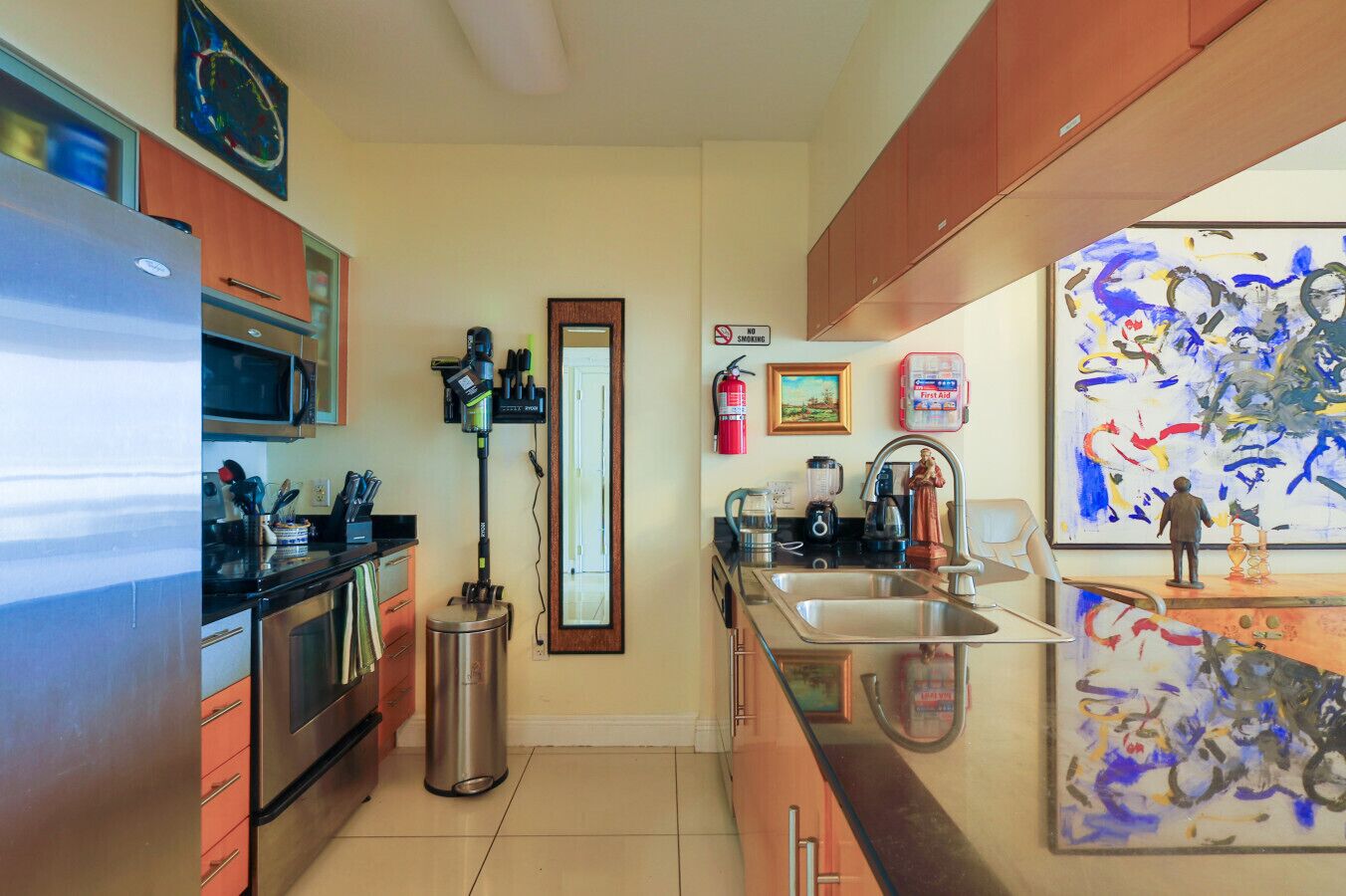 Réfrigérateur, micro-ondes, four, plaque de cuisson