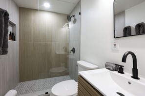 Hair dryer, towels, soap, toilet paper - Flamingo Lounge: Jacuzzi, Games · Flamingo Lounge: Jacuzzi, Games, Downtown&Zoo (San Diego)