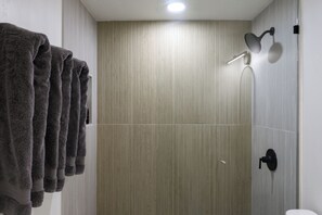 Secador de pelo, toallas, jabón, papel higiénico