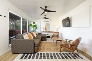 Living area - Flamingo Lounge: Jacuzzi, Games · Flamingo Lounge: Jacuzzi, Games, Downtown&Zoo (San Diego)