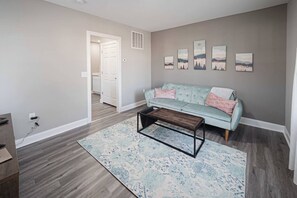 TV - Delightful airy remodeled 1/1 (Evansville)