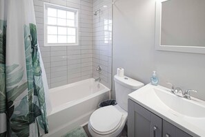 Shower, hair dryer, towels - Delightful airy remodeled 1/1 (Evansville)