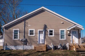 Exterior - Delightful airy remodeled 1/1 (Evansville)