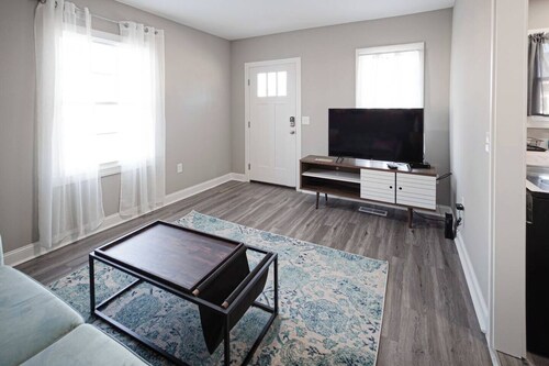 Delightful airy remodeled 1/1