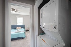 Tabla de planchar con plancha, wifi y ropa de cama 