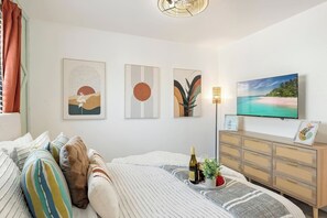 Iron/ironing board, travel cot, WiFi, bed sheets - Newly Remodeled Lush Boho Vibe (Apollo Beach)