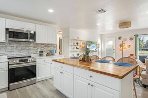 Private kitchen - Newly Remodeled Lush Boho Vibe (Apollo Beach)