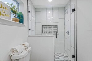 Shower, towels - Stylish in heart of Tampa 2bed/2bath Close to YBOR (Tampa)